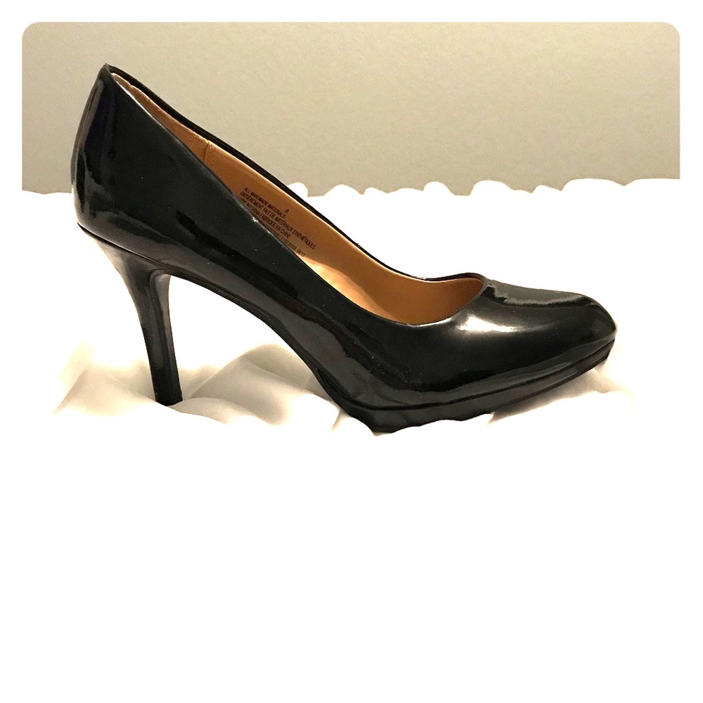Black pumps